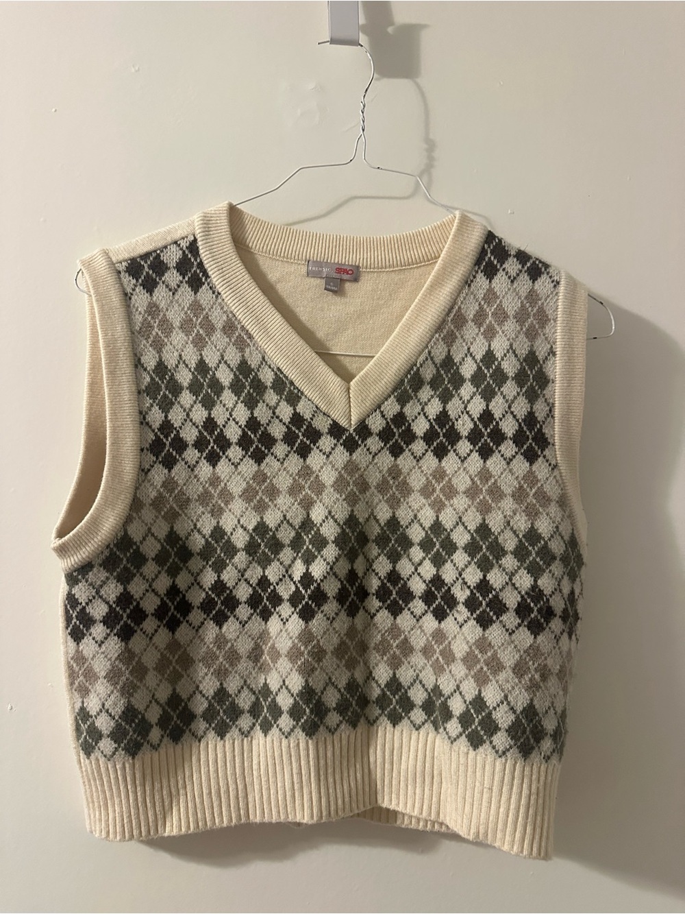Tensic SPAO Argyle Knit V-Neck Sweater Vest in Cream